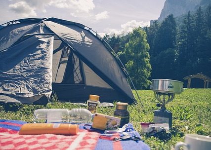 Comment trouver de bonnes affaires pour un voyage de camping économique?
