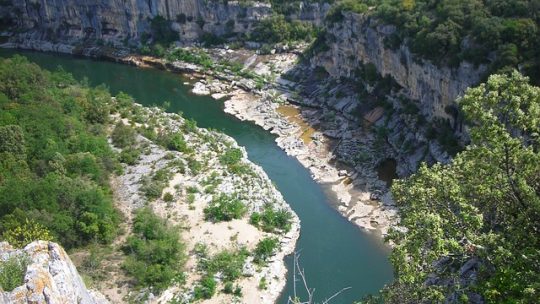 Quelles sont les promotions en cours pour un séjour dans un camping avec parc aquatique en Ardèche ?