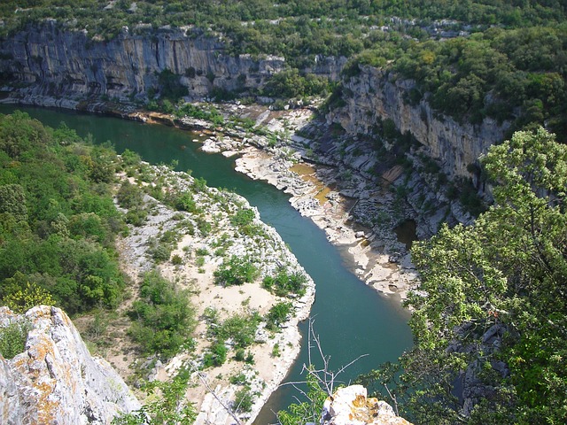 Quelles sont les promotions en cours pour un séjour dans un camping avec parc aquatique en Ardèche ?