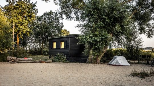 Quels sont les équipements et les services inclus dans les offres de promotion de camping dans le Var ?